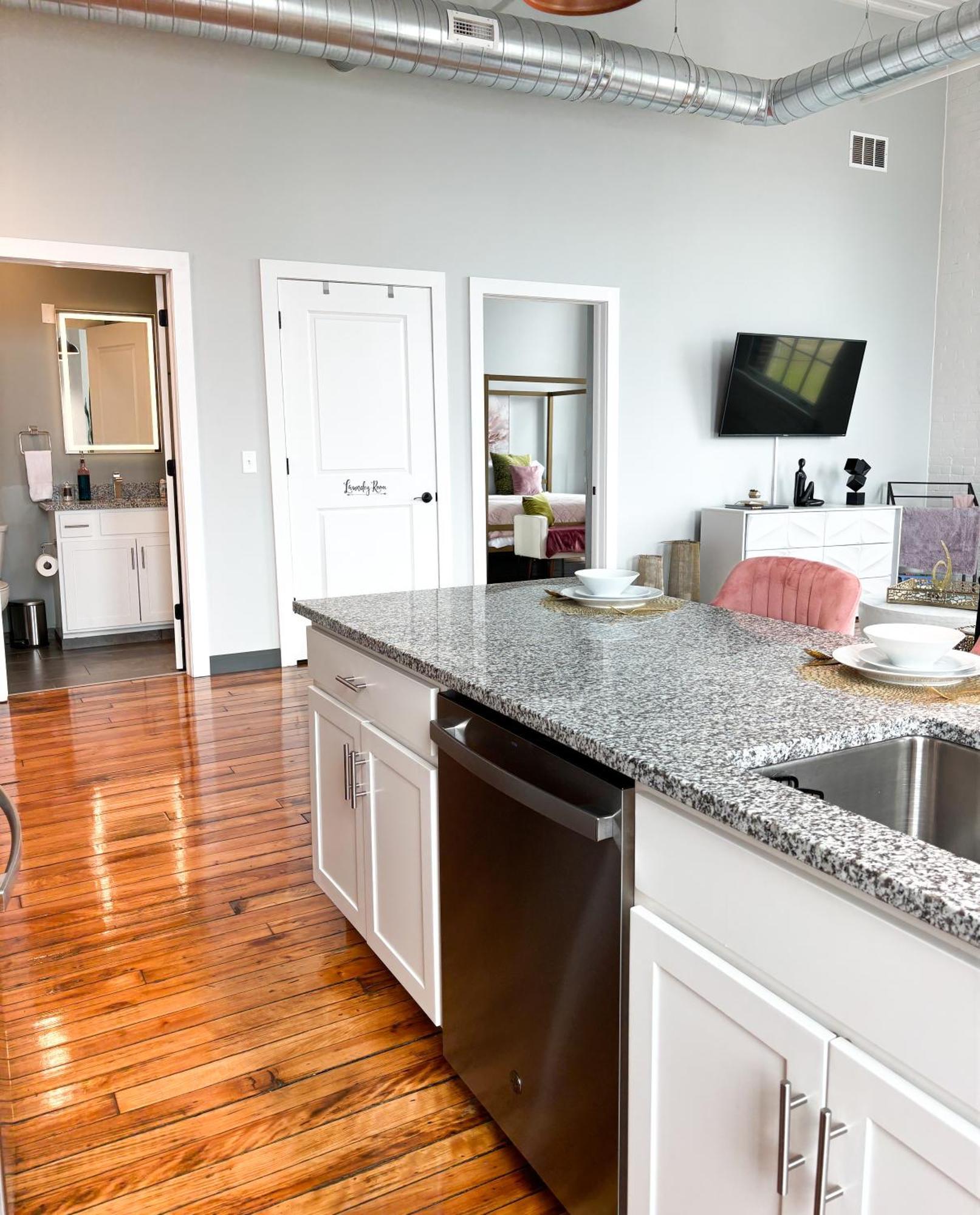 2Br 2Br Le Chateau 505 Lux Penthouse In A Historic Building Utica Exterior photo