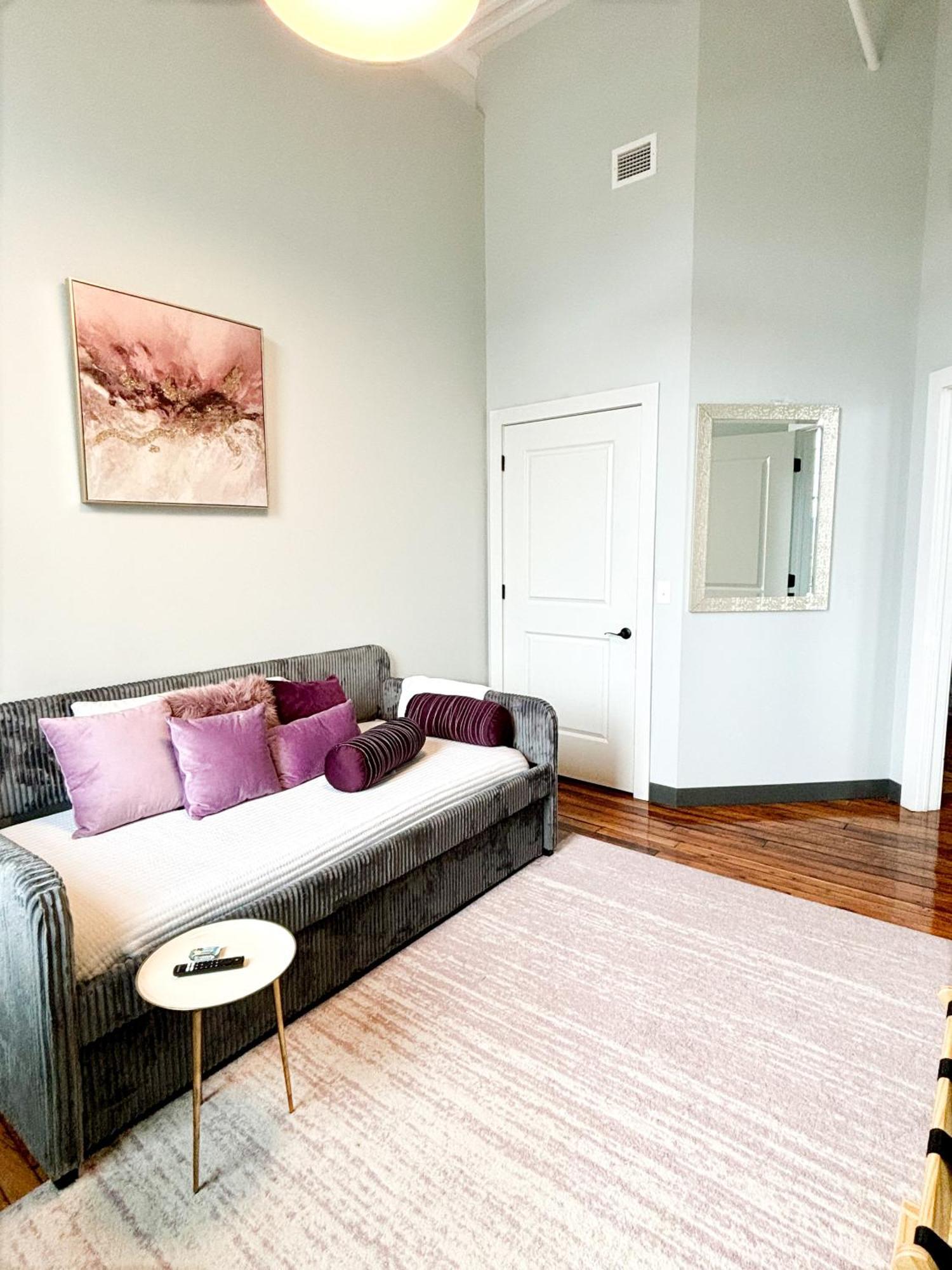 2Br 2Br Le Chateau 505 Lux Penthouse In A Historic Building Utica Exterior photo